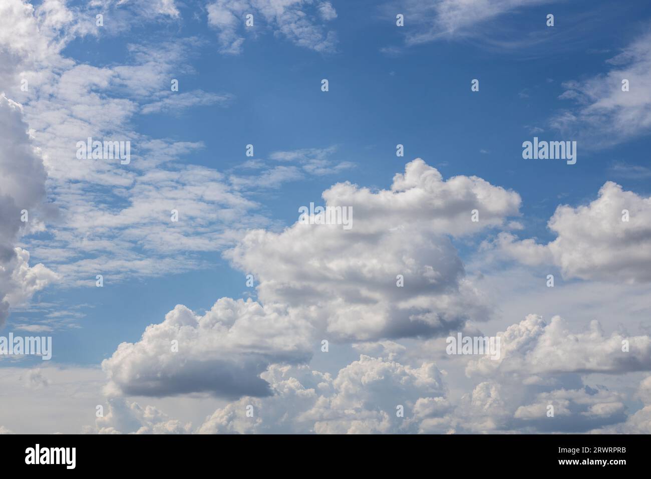 Ciel étonnant, fond pour une utilisation créative graphique, outil pour les graphistes, ciel bleu et nuageux, comté de podkarpackie, Pologne Banque D'Images