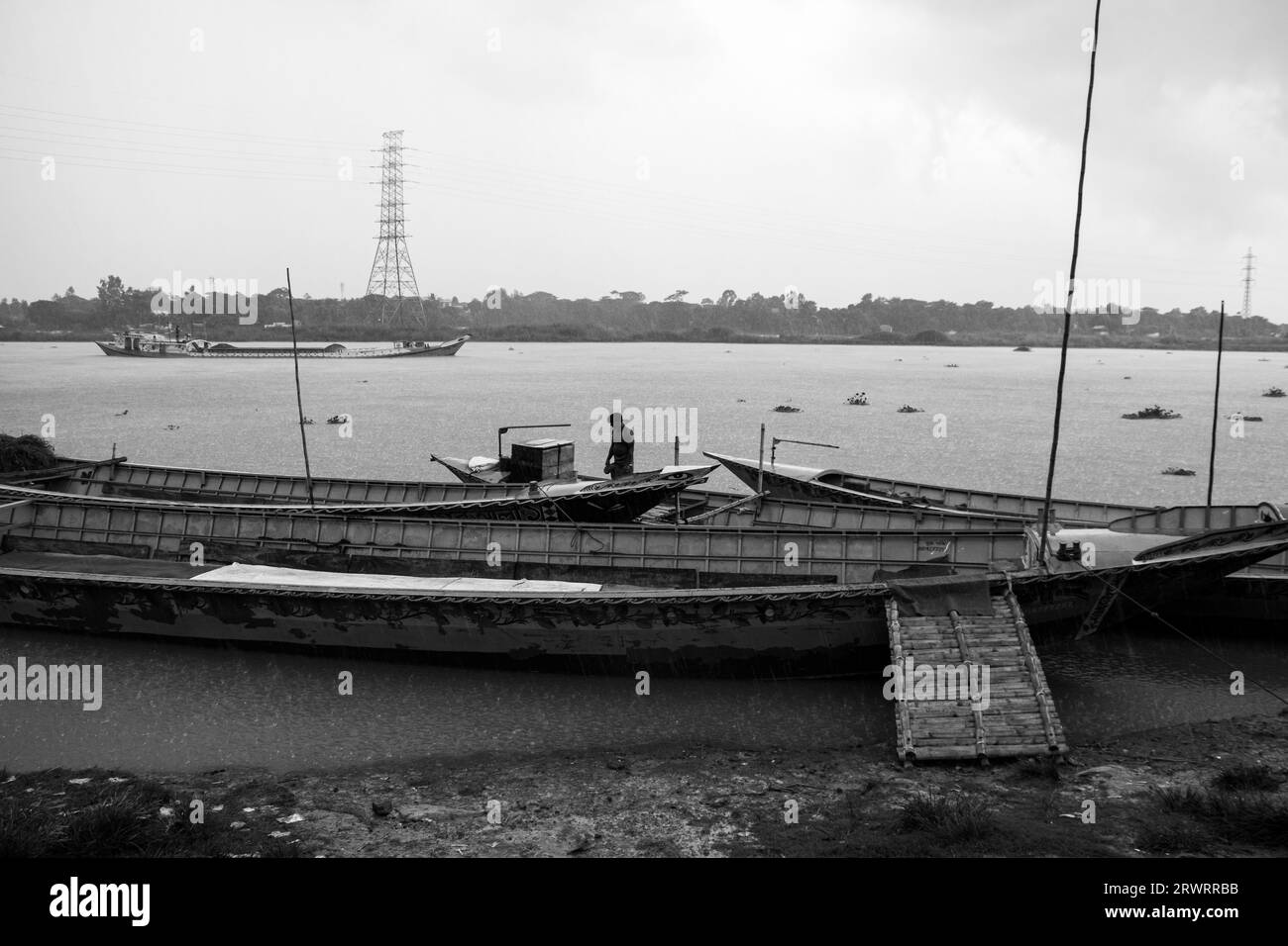 Photographie en noir et blanc de la station de bateau de jour de pluie de Ruhitpur, Bangladesh, le 05 septembre 2022 Banque D'Images