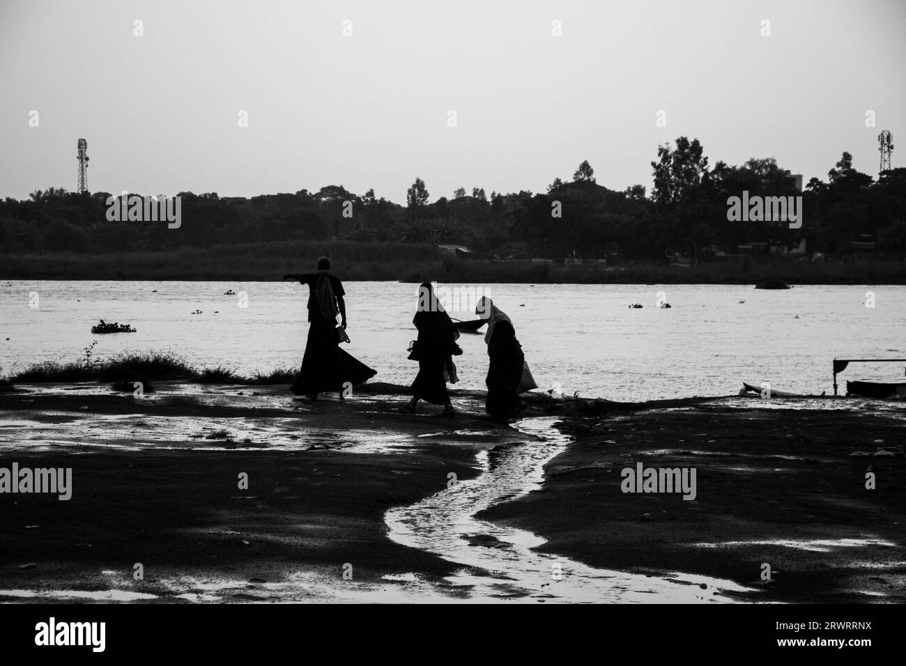 Photographie en noir et blanc de la station de bateau de jour de pluie de Ruhitpur, Bangladesh, le 05 septembre 2022 Banque D'Images