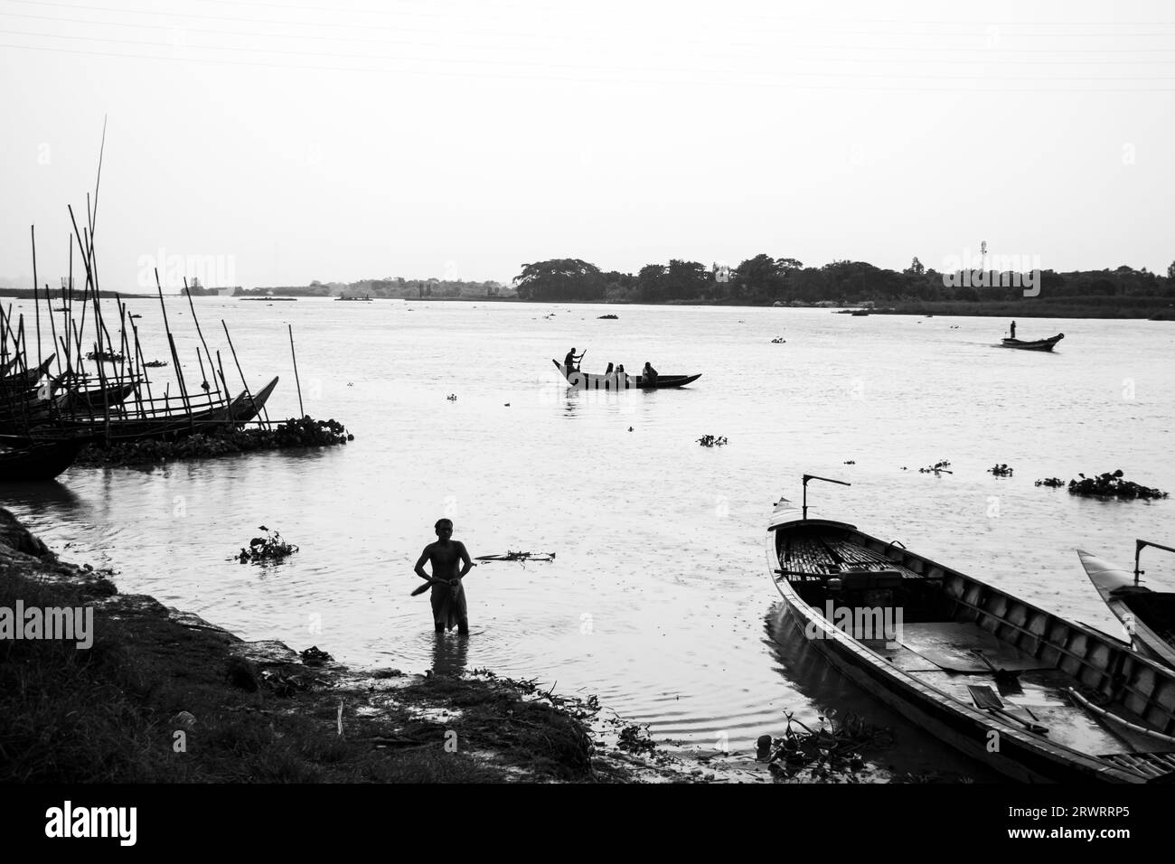 Photographie en noir et blanc de la station de bateau de jour de pluie de Ruhitpur, Bangladesh, le 05 septembre 2022 Banque D'Images