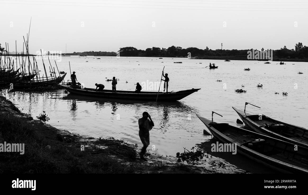 Photographie en noir et blanc de la station de bateau de jour de pluie de Ruhitpur, Bangladesh, le 05 septembre 2022 Banque D'Images