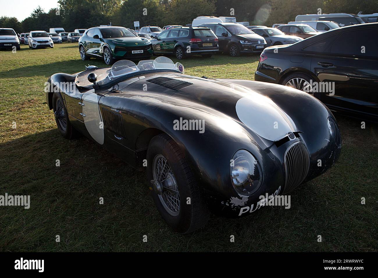 1953 Jaguar C-type dans le parking du Goodwood Revival Meeting le 10 septembre 2023 à Chichester, Angleterre. ©2023 Copyright Michael Cole Banque D'Images