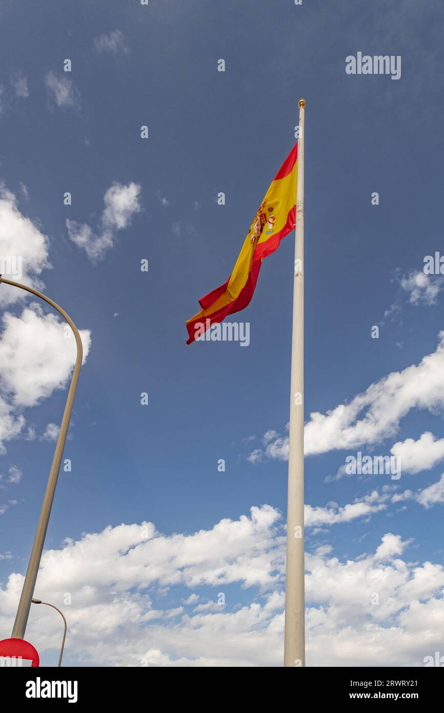 Le drapeau de l'Espagne flotte dans le vent, avec en toile de fond un ciel bleu étonnant à l'avant de Gibraltar Passport Control Station, Gibraltar Banque D'Images