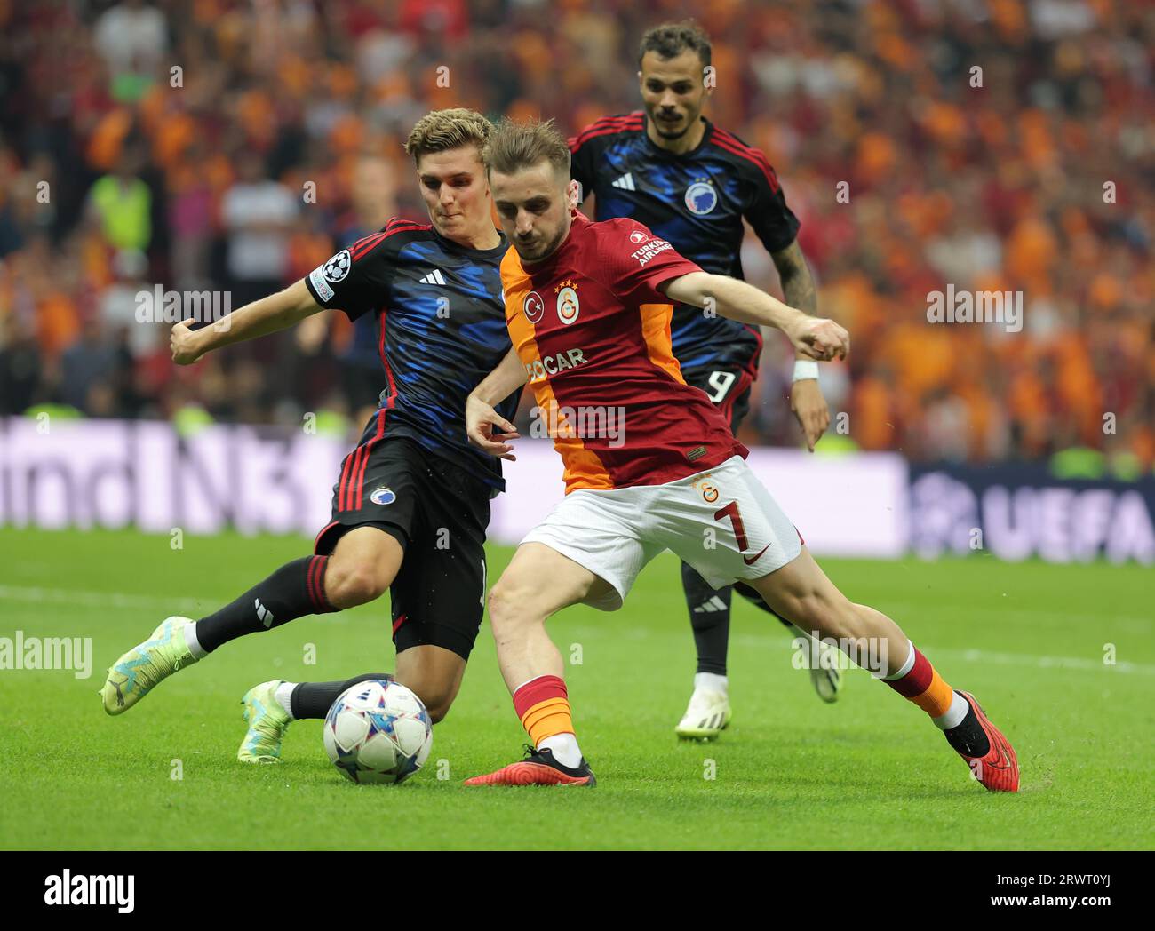 Istanbul. 21 septembre 2023. Kerem Akturkoglu (à droite) de Galatasaray affronte Elias Jelert du FC Copenhague lors du match de l'UEFA Champions League Group A entre Galatasaray et Copenhague à Istanbul, T¨¹rkiye, le 20 septembre 2023. Crédit : Xinhua/Alamy Live News Banque D'Images