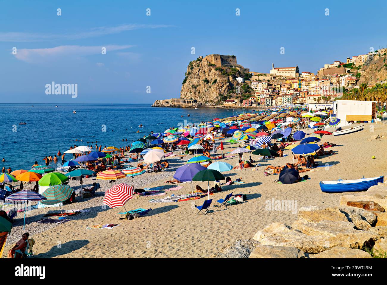 La ville de Scilla Calabria Italie. Loisirs à la plage de Marina Grande en été et au château de Ruffo Banque D'Images