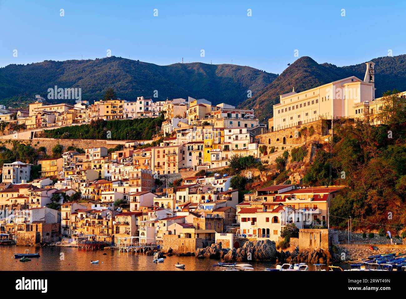 Scilla. Le village de pêcheurs de Chianalea Calabria Italie au lever du soleil Banque D'Images