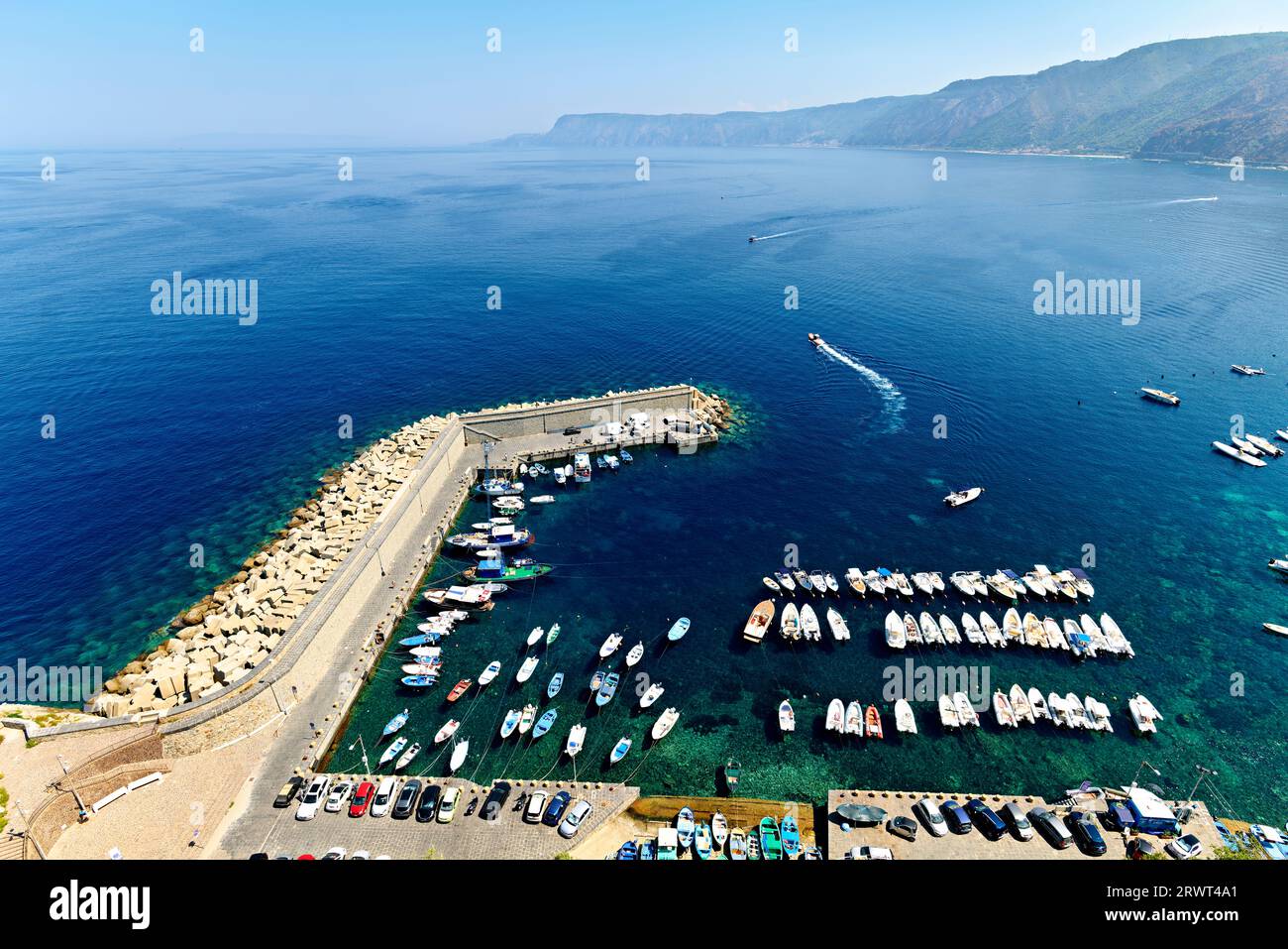 Scilla Calabria Italie. Vue aérienne du port du village de pêcheurs de Chianalea Banque D'Images