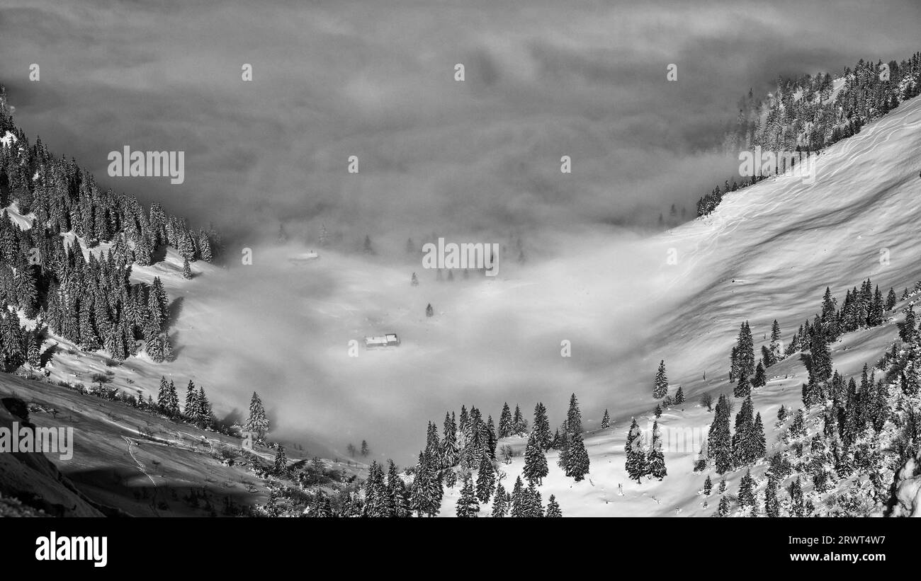 Maisons dans la vallée avec brouillard et neige en hiver, Bavière Banque D'Images