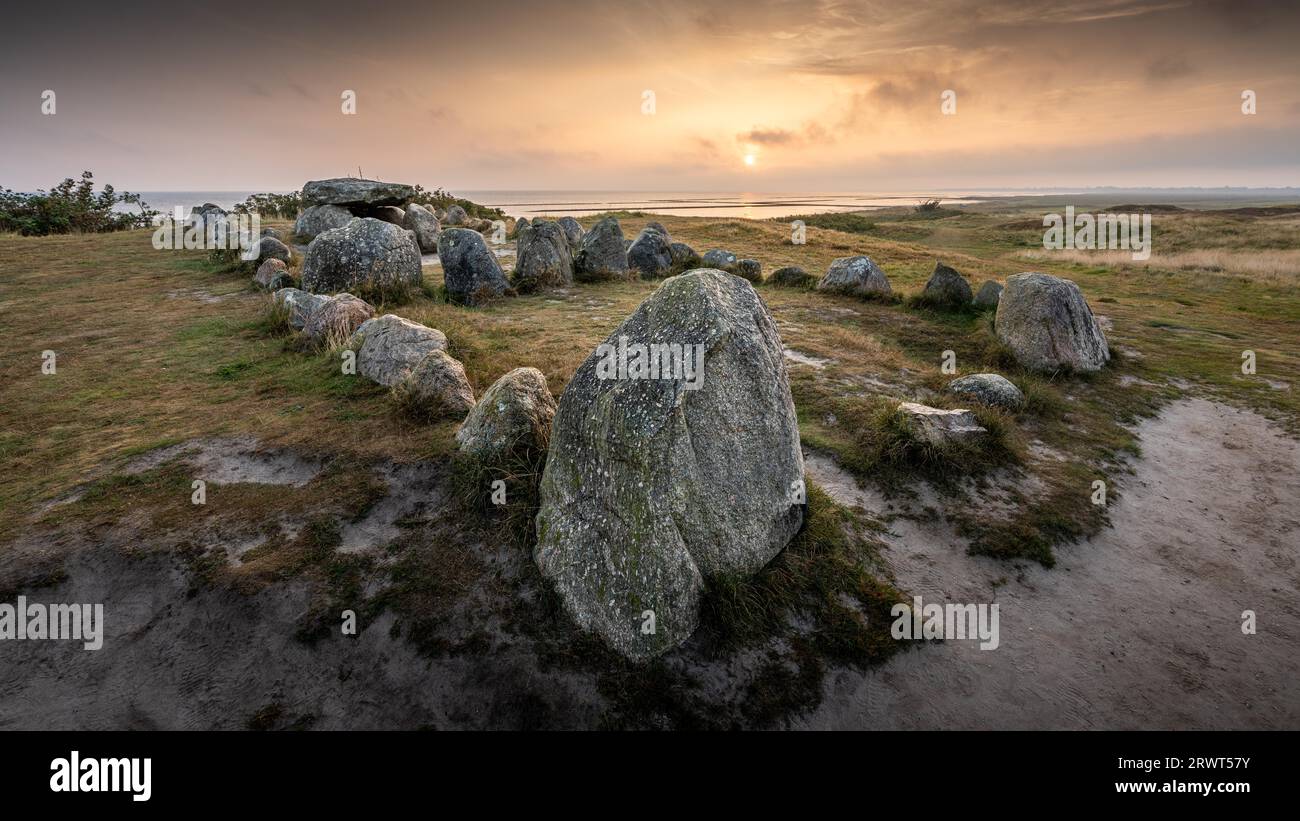 Lever de soleil doré derrière le Harhoog barrow à l'est de l'île de Sylt, Allemagne, Europe Banque D'Images Lever de soleil doré derrière le Harhoog barrow à l'est de l'île de Sylt, Allemagne, Europe Banque D'Images