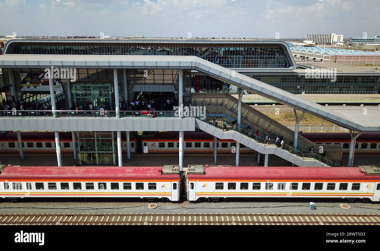 (230921) -- NAIROBI, 21 septembre 2023 (Xinhua) -- cette photo aérienne prise le 20 septembre 2023 montre des passagers se préparant à monter à bord du train pour Mombasa à la gare Terminus de Nairobi du chemin de fer Mombasa-Nairobi Standard Gauge Railway (SGR) construit en Chine à Nairobi, au Kenya. En 2017, le SGR, construit et exploité par China Road and Bridge Corporation, a été officiellement ouvert à la circulation. Premier chemin de fer construit depuis l'indépendance du Kenya, il s'étend sur 480 km entre la capitale Nairobi et la ville portuaire de Mombasa. En réduisant le temps de trajet entre les deux villes de cinq heures, cela réduit également les coûts logistiques globaux de Banque D'Images