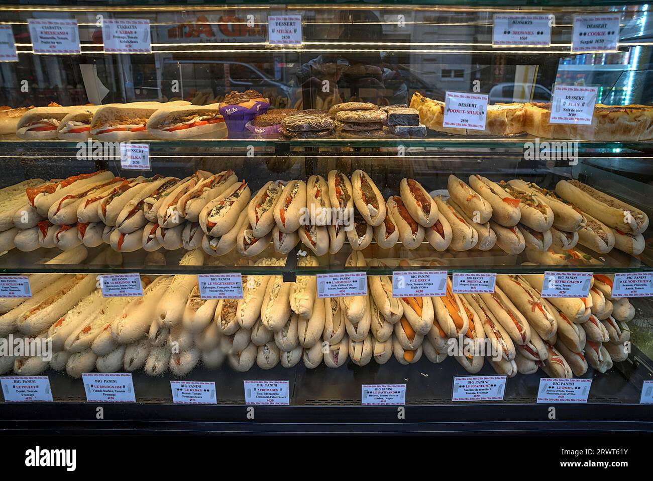 Sandwichs panini dans un présentoir de bistro, Paris, France, Europe Banque D'Images