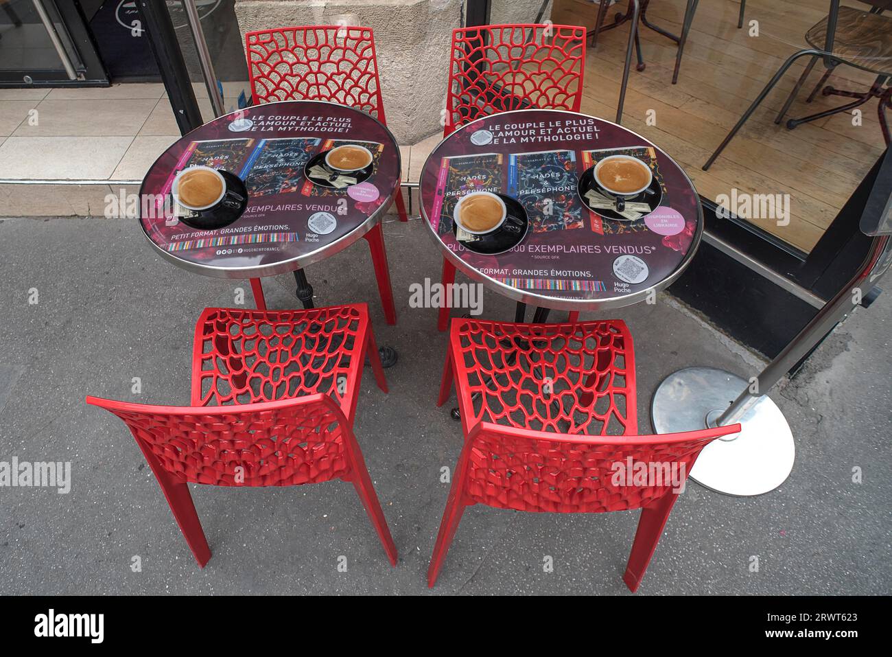 Espressos sur des tables de bistro devant un café, Paris, France, Europe Banque D'Images