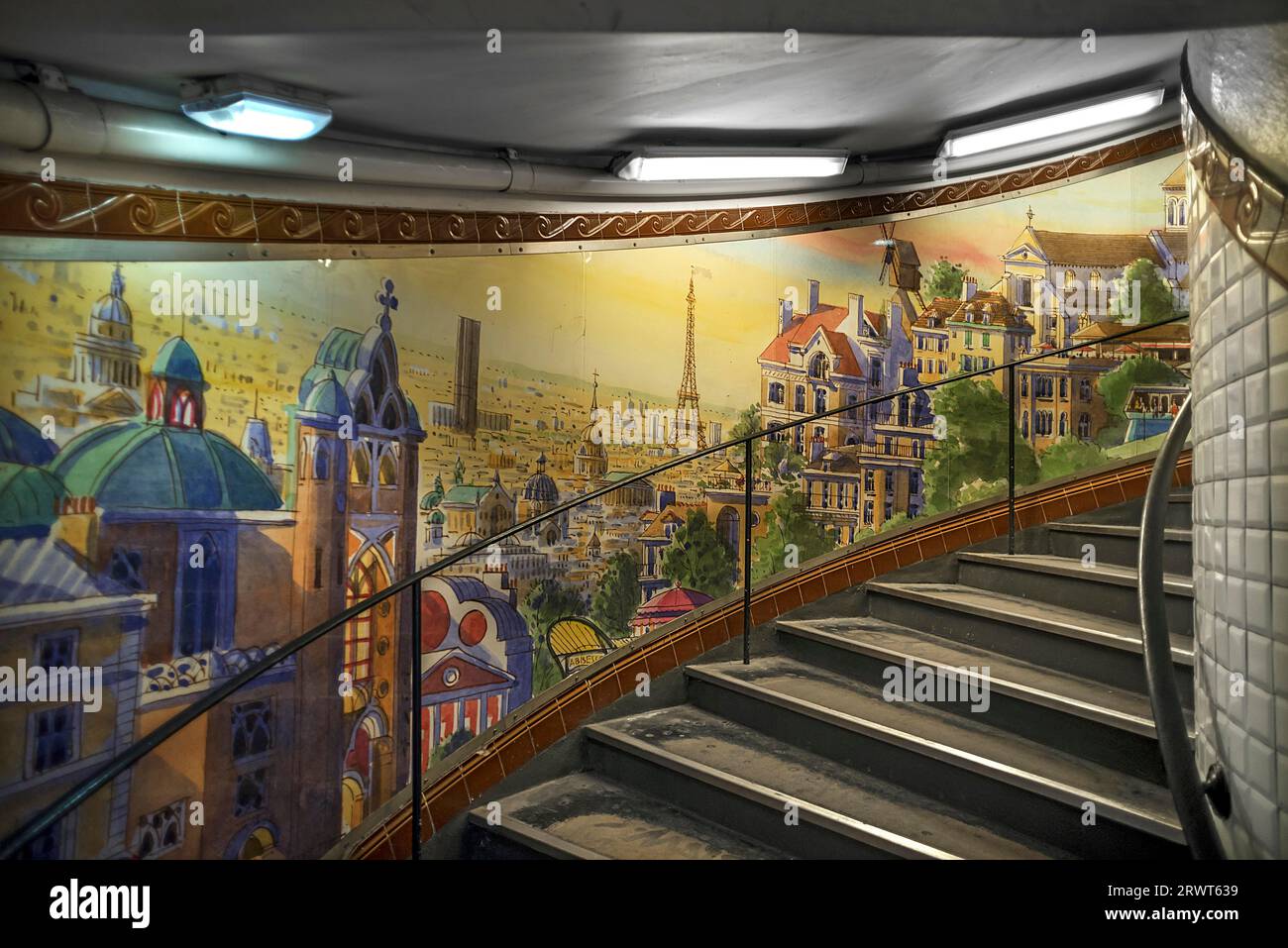 Escalier dans la station de métro Abbesses peinture conçue avec des motifs de Montmartre, Paris, France, Europe Banque D'Images