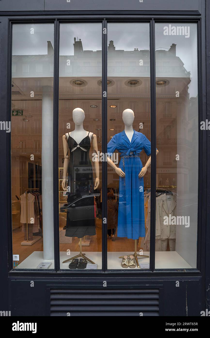 Mannequins dans une boutique de mode parisienne, Paris, France, Europe Banque D'Images