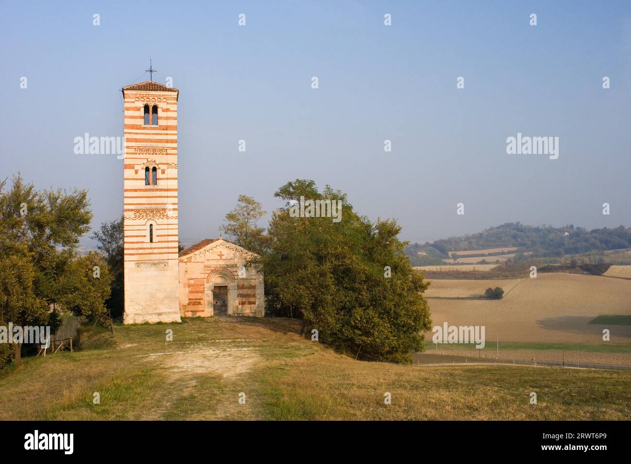 L'église romane Monferrato de campagne de San Nazario e Celso près de Montechiaro Banque D'Images