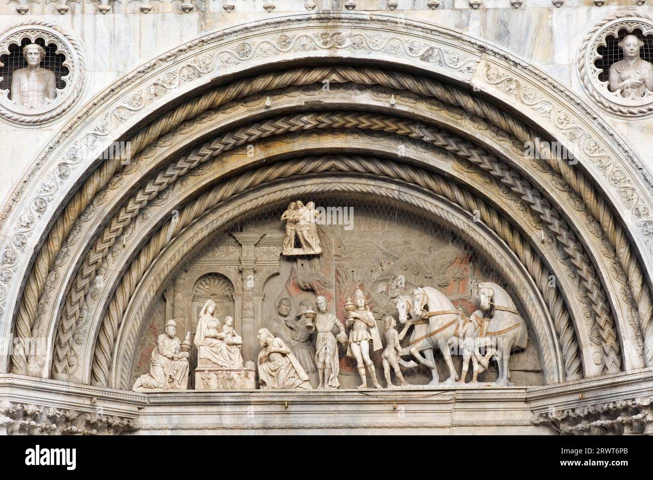 La lunette du portail principal de la cathédrale de Côme par Tommaso Rodari, Lombardie, Italie Banque D'Images