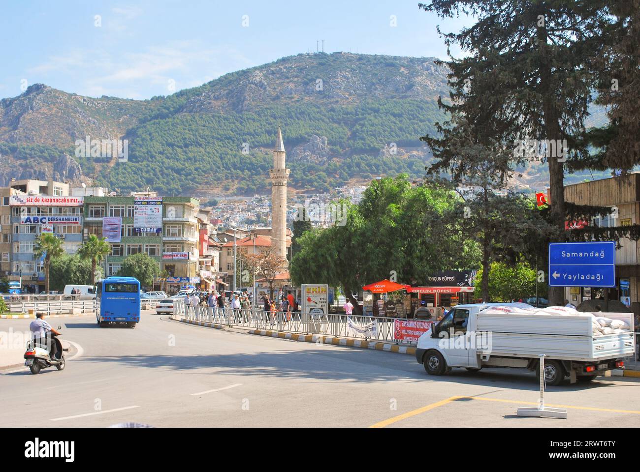Place de la République, Antakya, Hatay, Turquie - 23 septembre 2009 : reliant les deux côtés de la ville, connue sous le nom de 'Cumhuriyet Meydani' en turc Banque D'Images