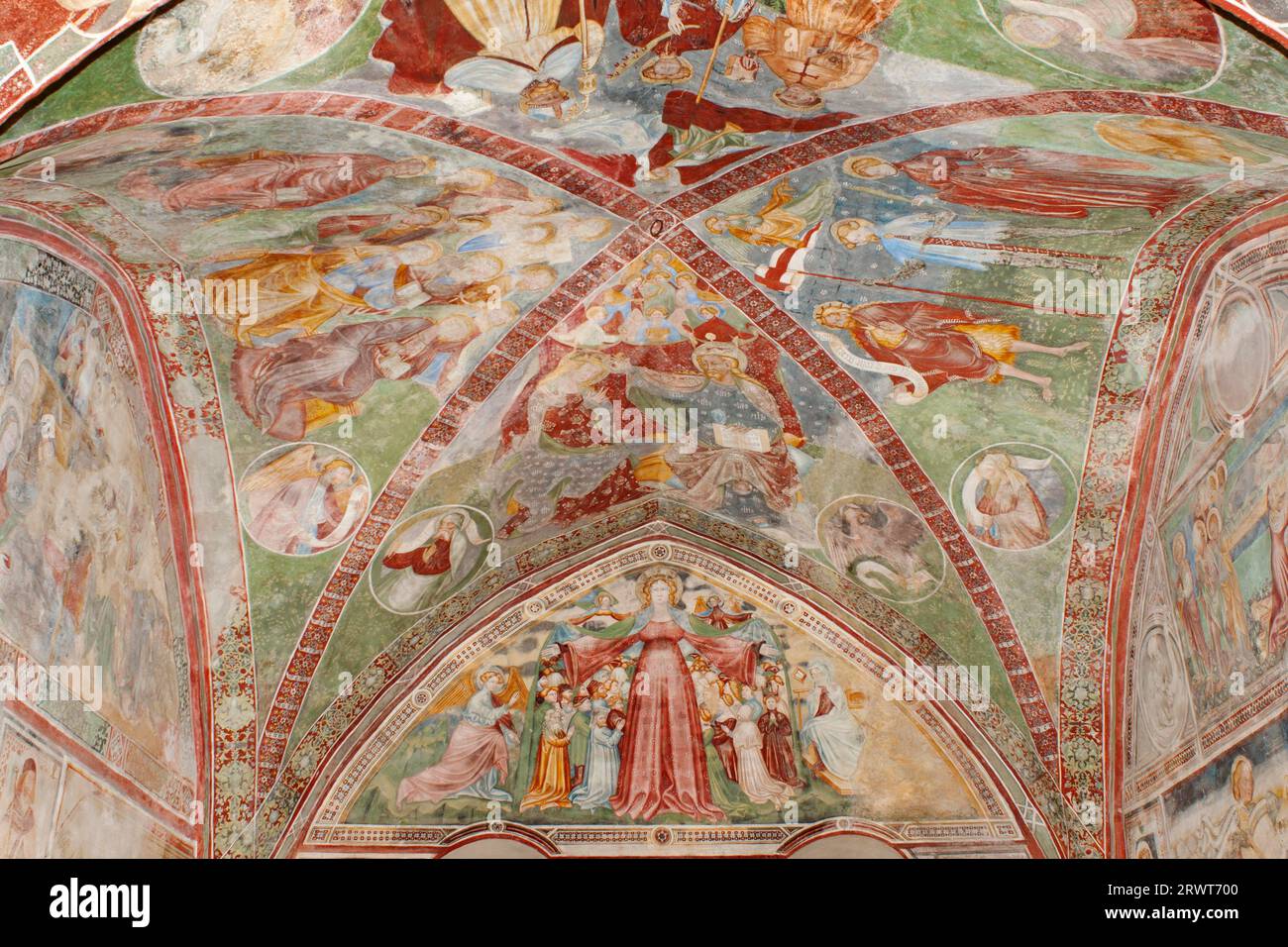 Fresques dans la salle de chœur avec une madone, qui protège les différents domaines sociaux sous son manteau, le couronnement de la Vierge de Maestreo di Banque D'Images