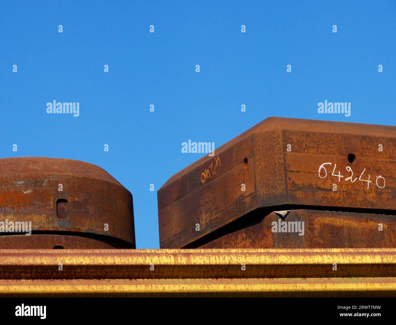 Deux moules rouillés sur un cadre en acier, ciel bleu en arrière-plan Banque D'Images