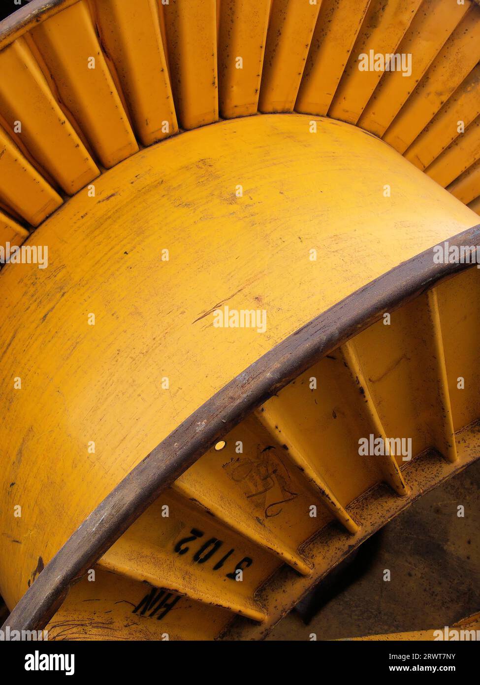 Tambour de câble énorme en section transversale, sans câble Banque D'Images