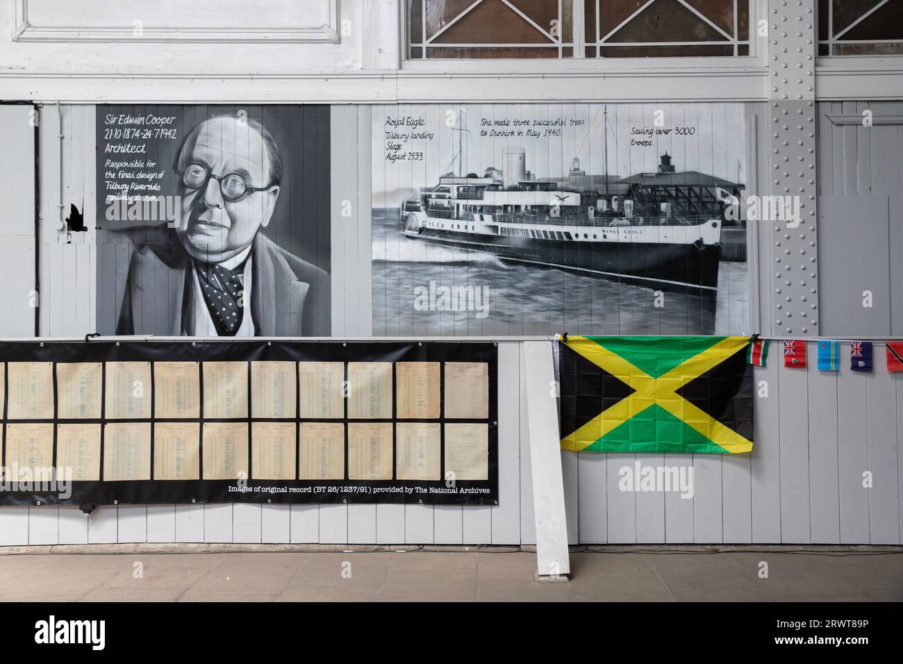 Exposition Windrush Day au terminal de croisière Tilbury Docks, avec drapeau jamaïcain et images de l'architecte Sir Edwin Cooper et du navire Royal Eagle de 1933 Banque D'Images