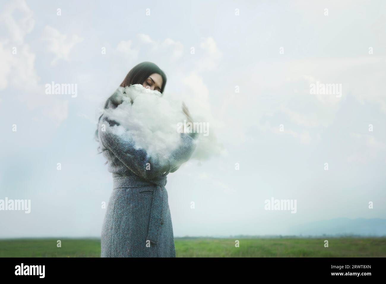 femme serrant doucement un nuage à l'extérieur, concept abstrait Banque D'Images