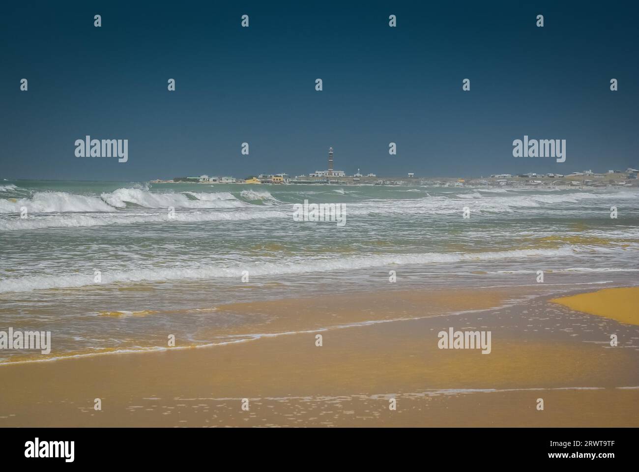 Photo de la plage avec les vagues de la mer à Cabo Polonio sur la côte est de l'Uruguay dans le département de Rocha Banque D'Images