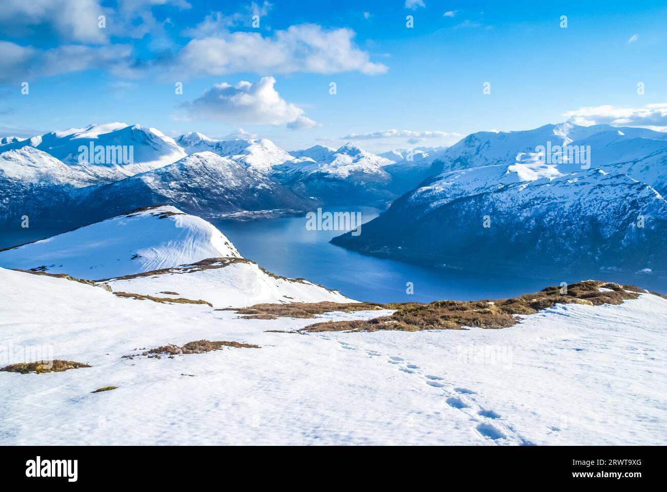 Photo de la chaîne de montagnes couverte de neige et de rivière au loin à Volda en Norvège Banque D'Images