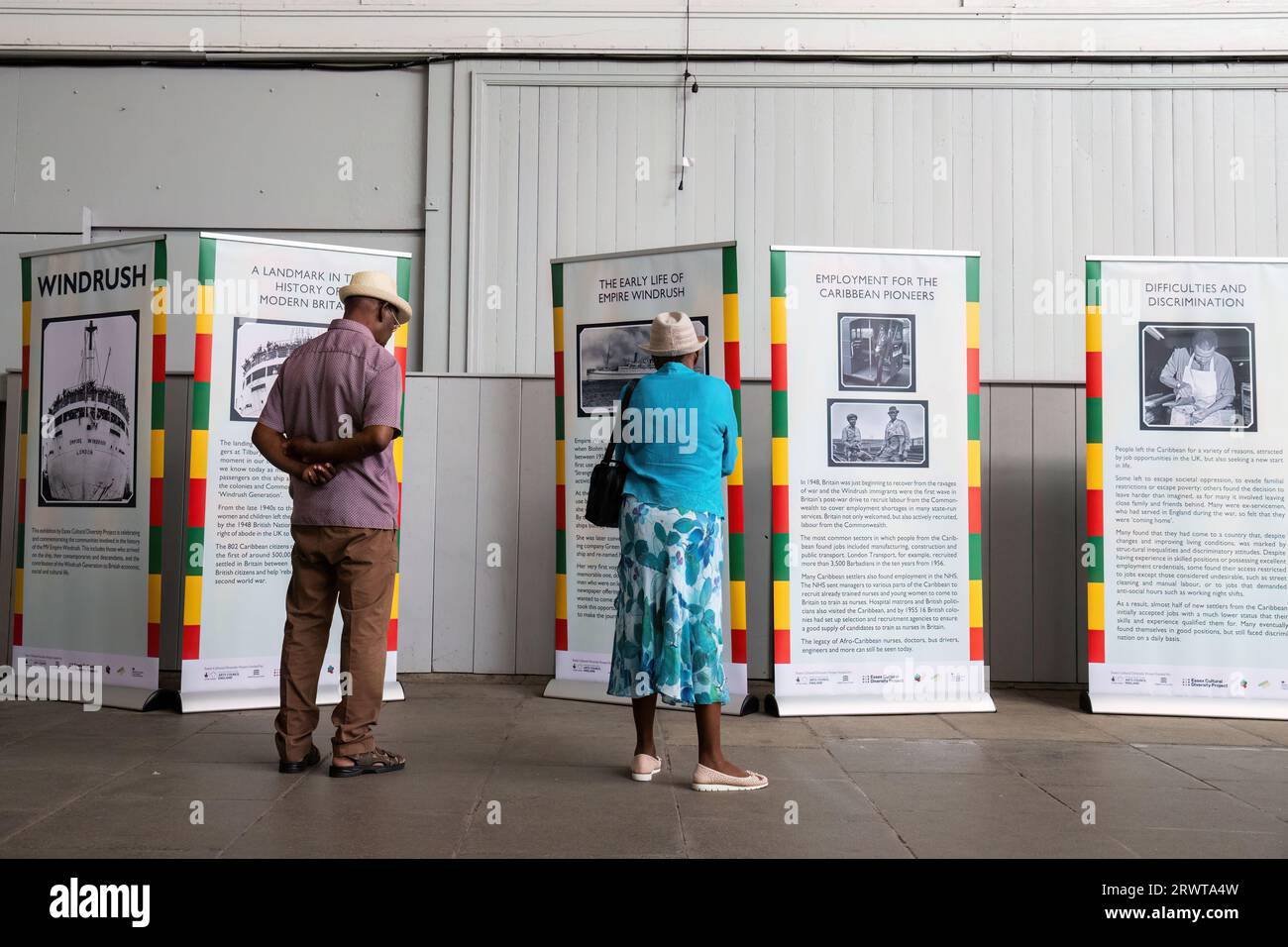 Les gens qui regardent une exposition / exposition Windrush Day au terminal de ferry de croisière de Tilbury, Tilbury Docks, où le navire a amarré à l'origine, Tilbury, Essex. Banque D'Images