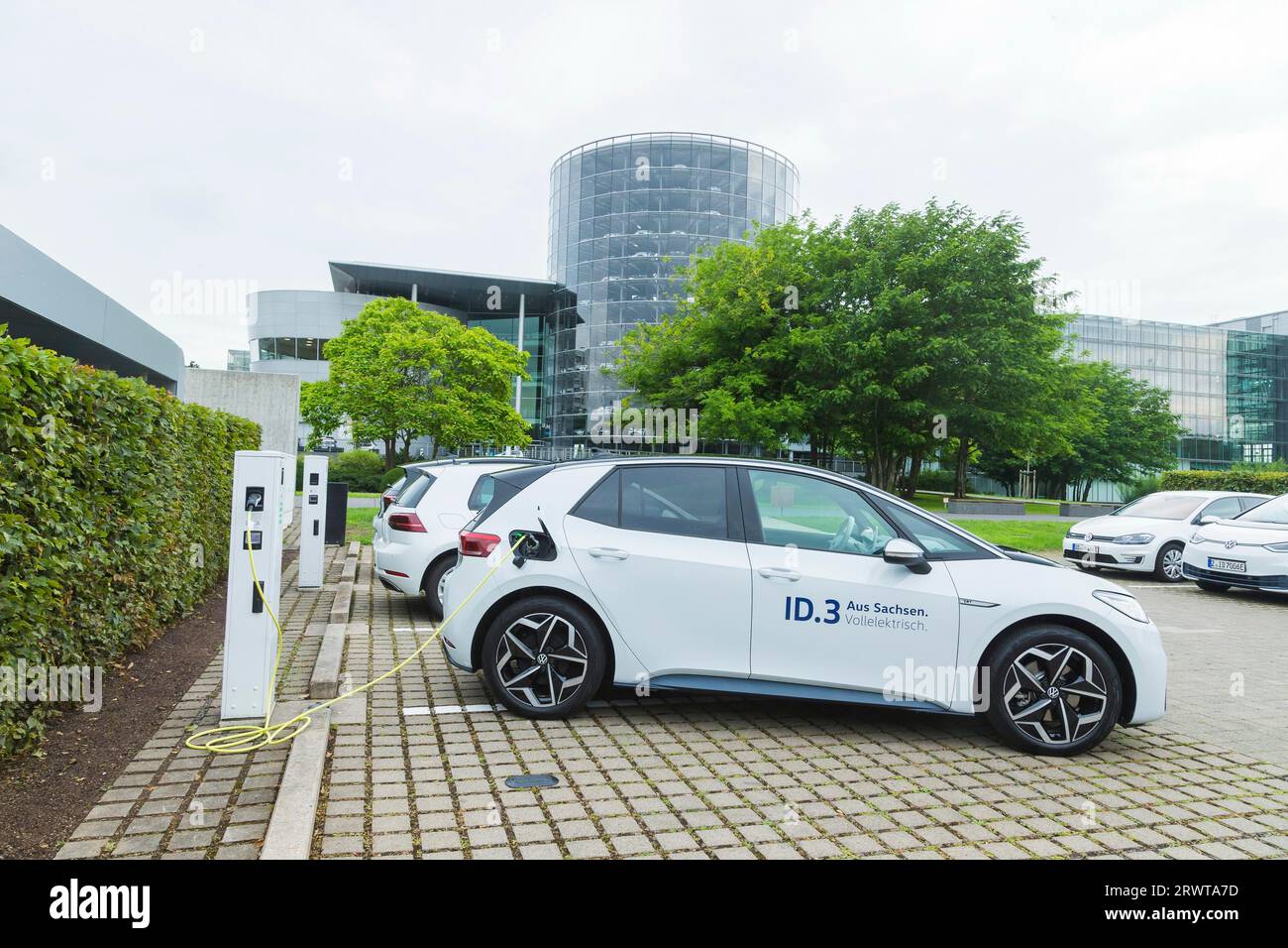 Transparent Factory de Volkswagen continue d'étendre son infrastructure de recharge électronique. L'un des plus grands parcs de recharge en Saxe a été ouvert dans le Cust Banque D'Images