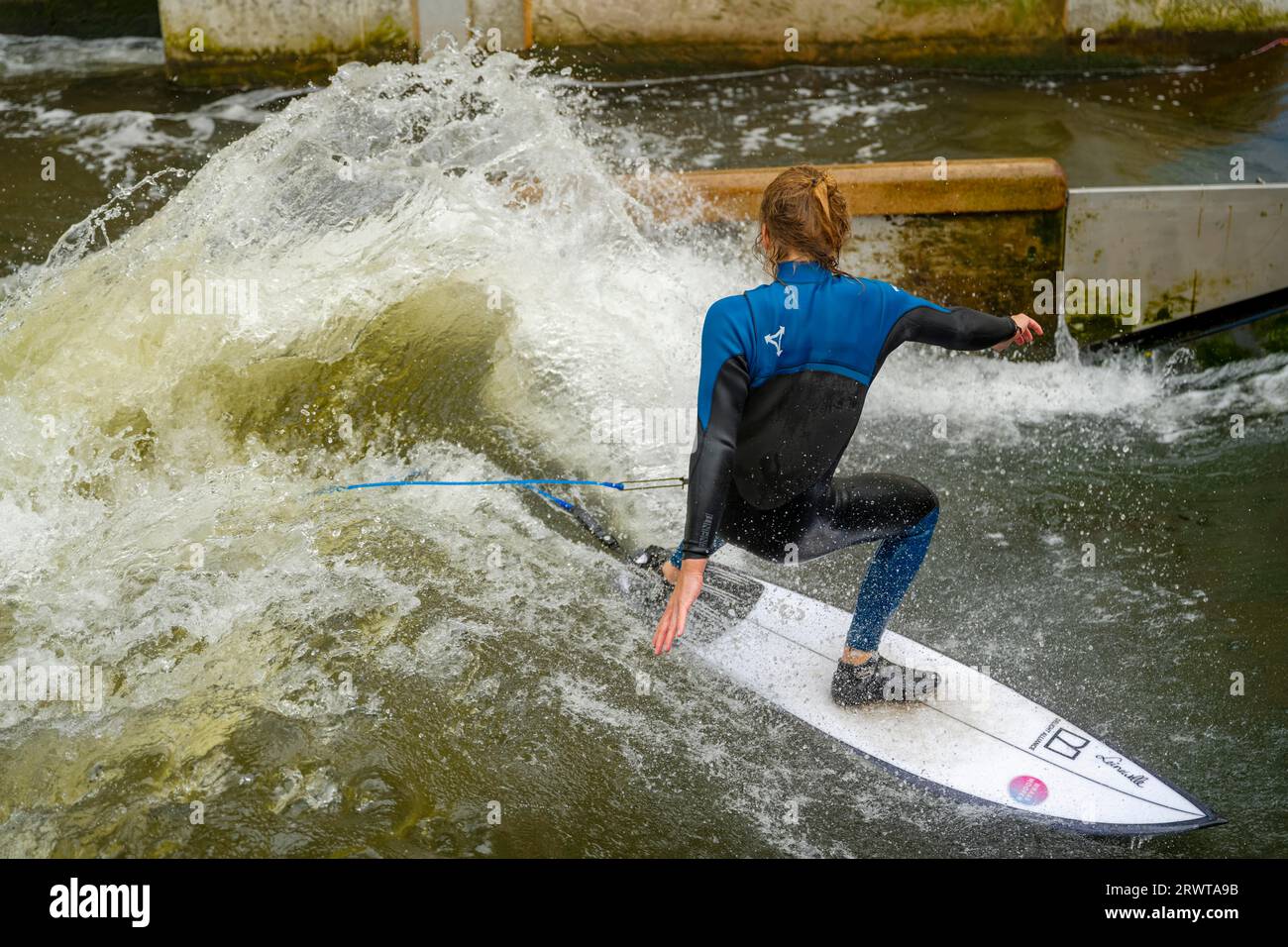 Surfeur sur une Linen Wave Hanovre Allemagne Banque D'Images