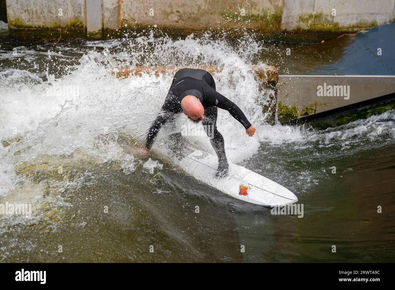 Surfeur sur une Linen Wave Hanovre Allemagne Banque D'Images