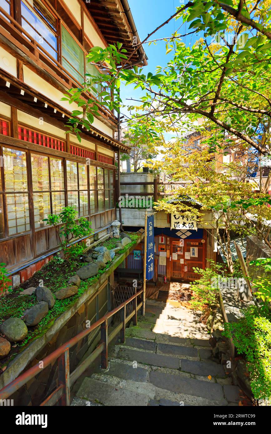 L'eau chaude extérieure neuvième eau chaude de la source chaude de Shibu, l'eau chaude des hommes d'Oyu, et le Ryokan Yumoto Banque D'Images