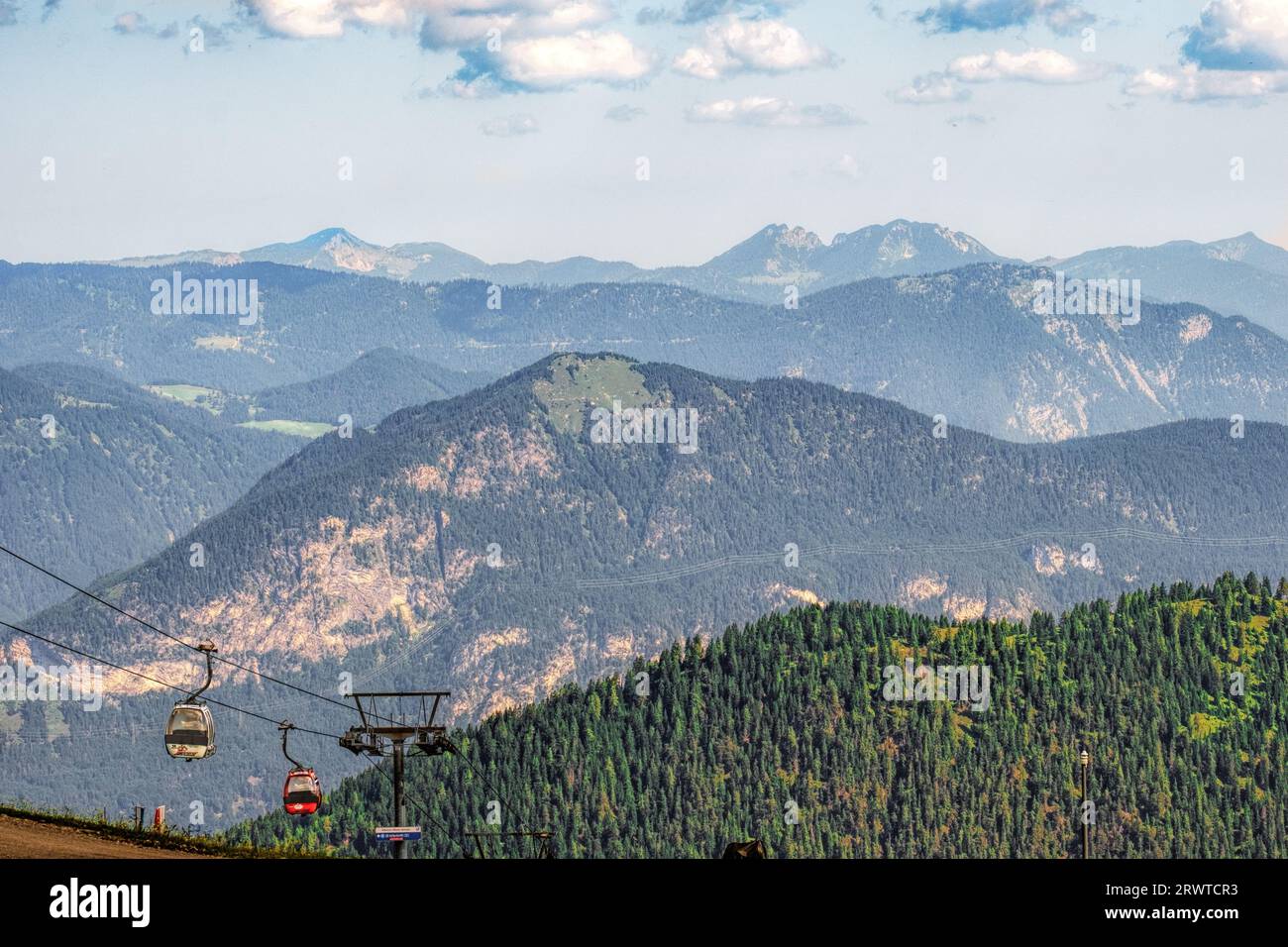 Téléphériques parmi la beauté pittoresque du terrain montagneux de Wiedersbergerhornbahn à Alpbachtal, Tyrol, Autriche. Banque D'Images