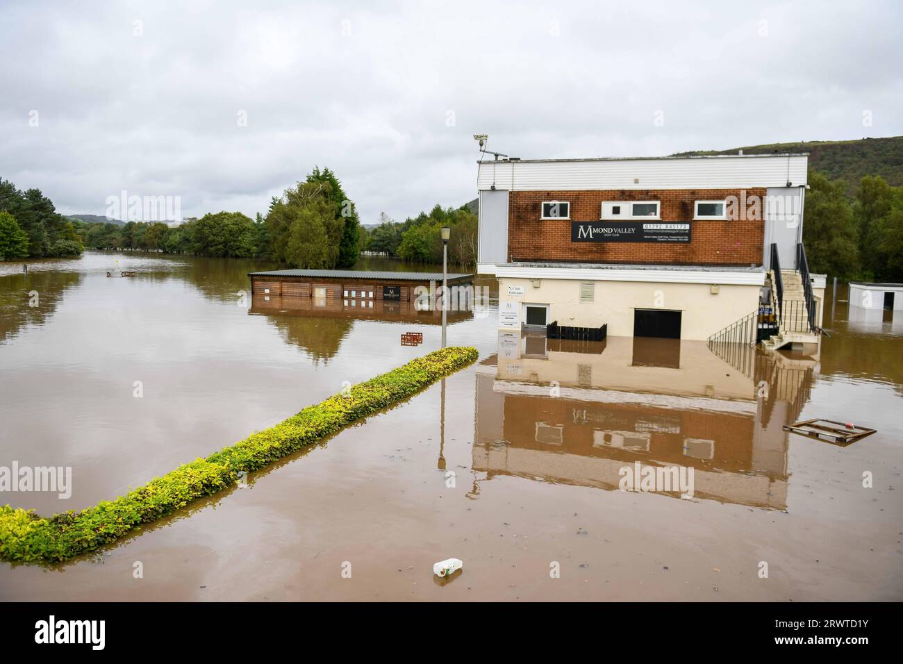 Swansea, le 20 septembre 2023, inondation la police météorologique britannique a fermé les routes autour du club de golf de Mond Valley près de Swansea après de fortes pluies dans la région ont causé des inondations. Un conducteur de camionnette a été laissé coincé après avoir essayé de traverser l'eau. Banque D'Images