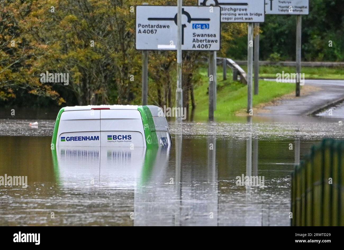 La police a fermé les routes autour du club de golf de Mond Valley près de Swansea après que de fortes pluies dans la région ont causé des inondations. Un conducteur de camionnette a été laissé coincé après avoir essayé de traverser l'eau. Banque D'Images