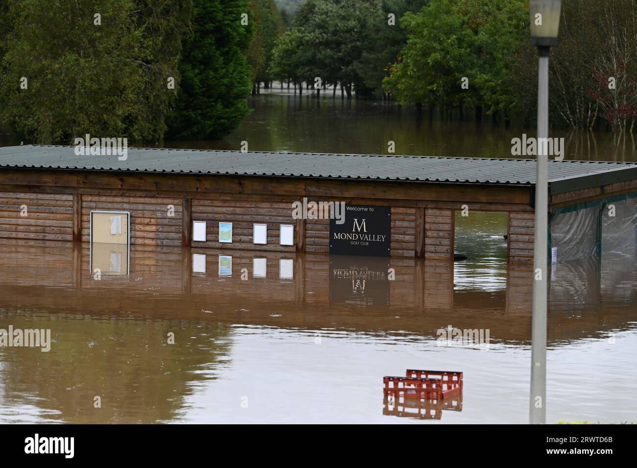 Swansea, le 20 septembre 2023, inondation la police météorologique britannique a fermé les routes autour du club de golf de Mond Valley près de Swansea après de fortes pluies dans la région ont causé des inondations. Un conducteur de camionnette a été laissé coincé après avoir essayé de traverser l'eau. Banque D'Images