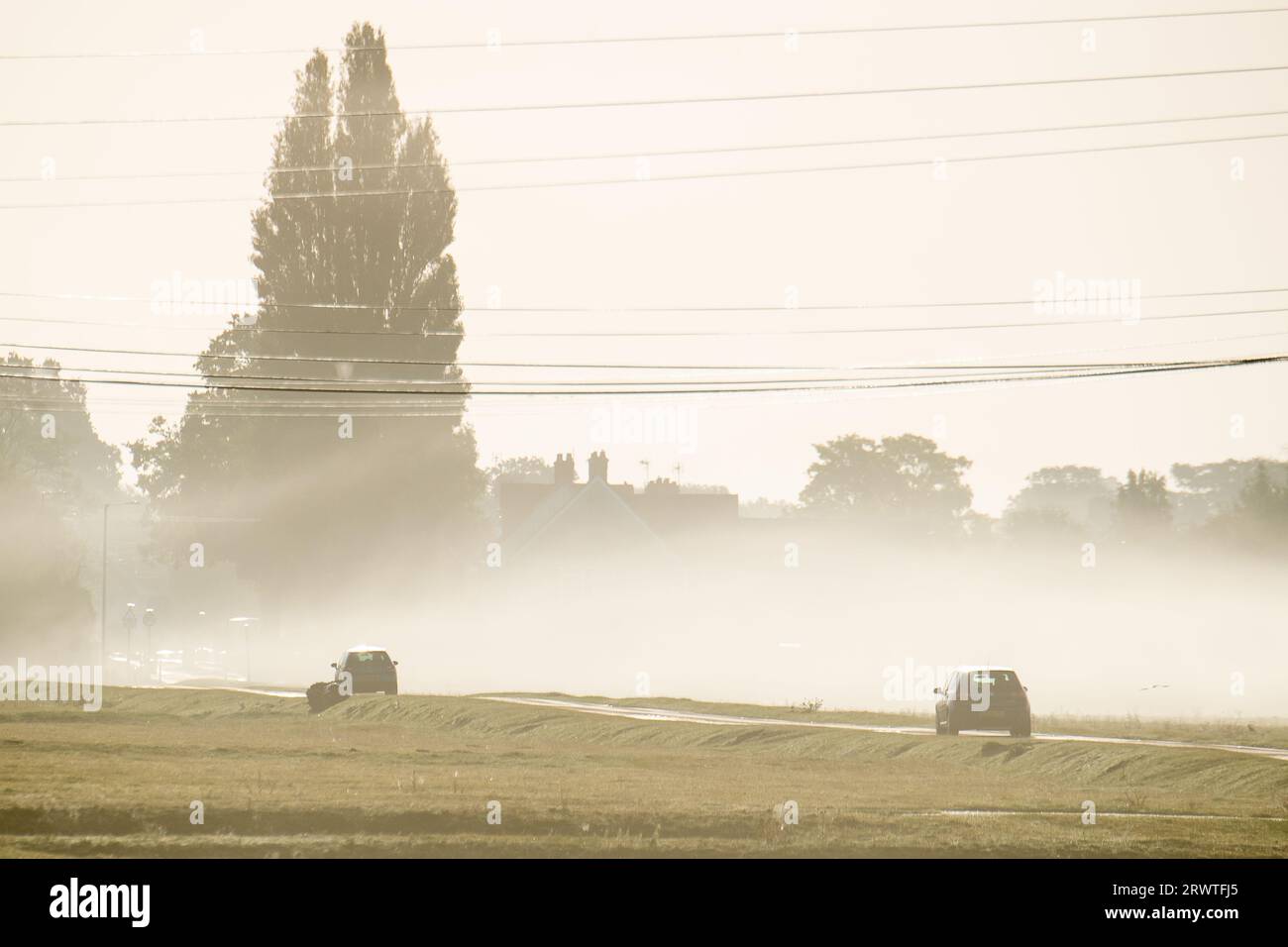 Dorney, Buckinghamshire, Royaume-Uni. 21 septembre 2023. Un trajet brumeux pour les conducteurs ce matin. Après une journée de fortes pluies hier, le matin était brumeux sur Dorney Common dans le Buckinghamshire. Crédit : Maureen McLean/Alamy Live News Banque D'Images