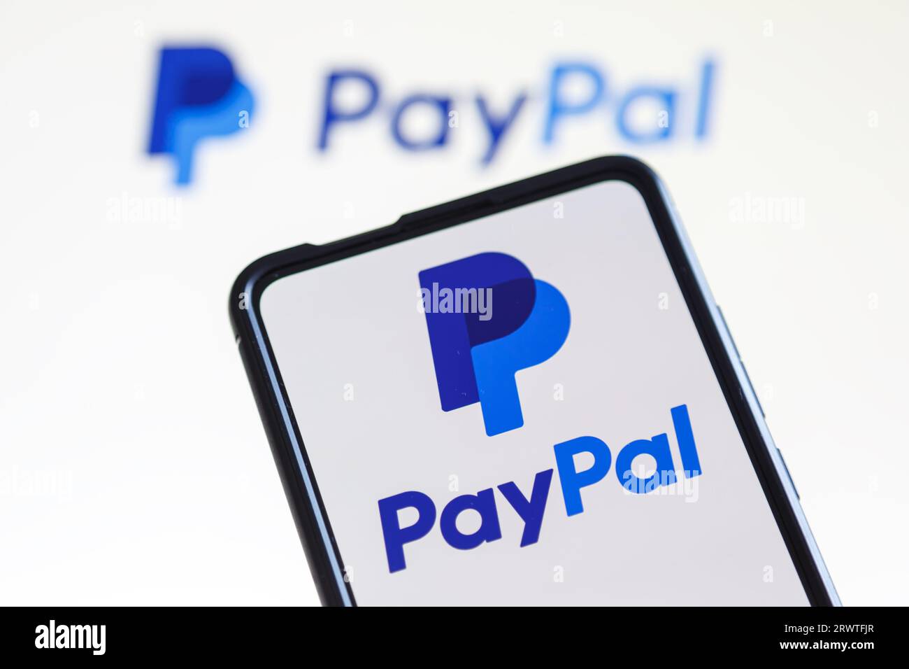 Stuttgart, Allemagne - 20 juillet 2023 : logo PayPal de la société de paiement en ligne sur un téléphone portable et un écran d'ordinateur à Stuttgart, Allemagne. Banque D'Images