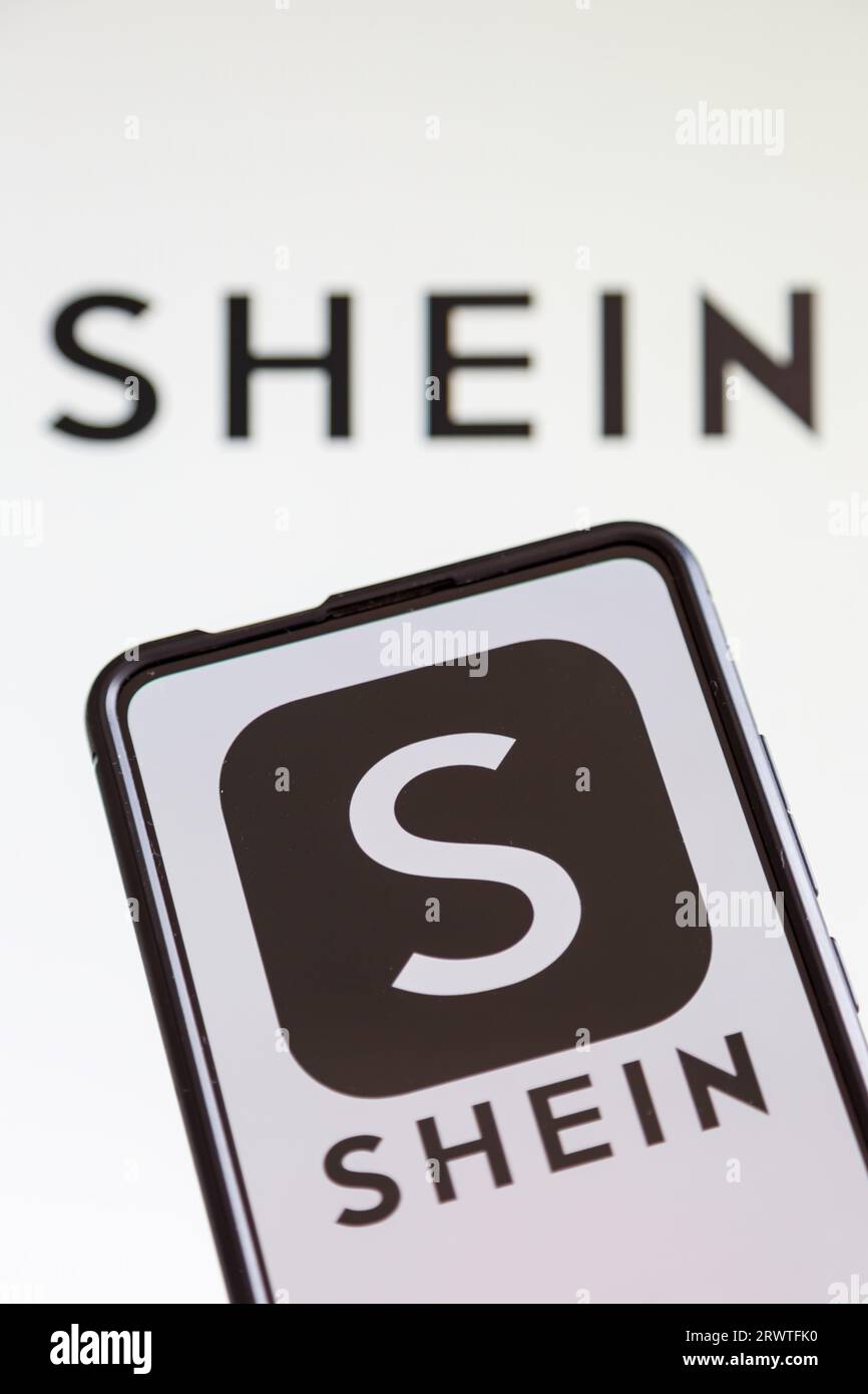 Stuttgart, Allemagne - 20 juillet 2023 : commerce électronique en ligne avec logo Shein sur un téléphone portable et un écran d'ordinateur à Stuttgart, Allemagne. Banque D'Images