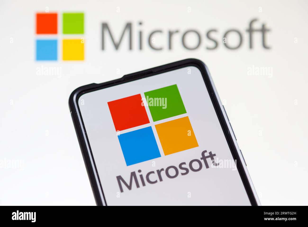 Stuttgart, Allemagne - 20 juillet 2023 : logo Microsoft de la société de logiciels sur un téléphone portable et un écran d'ordinateur à Stuttgart, Allemagne. Banque D'Images