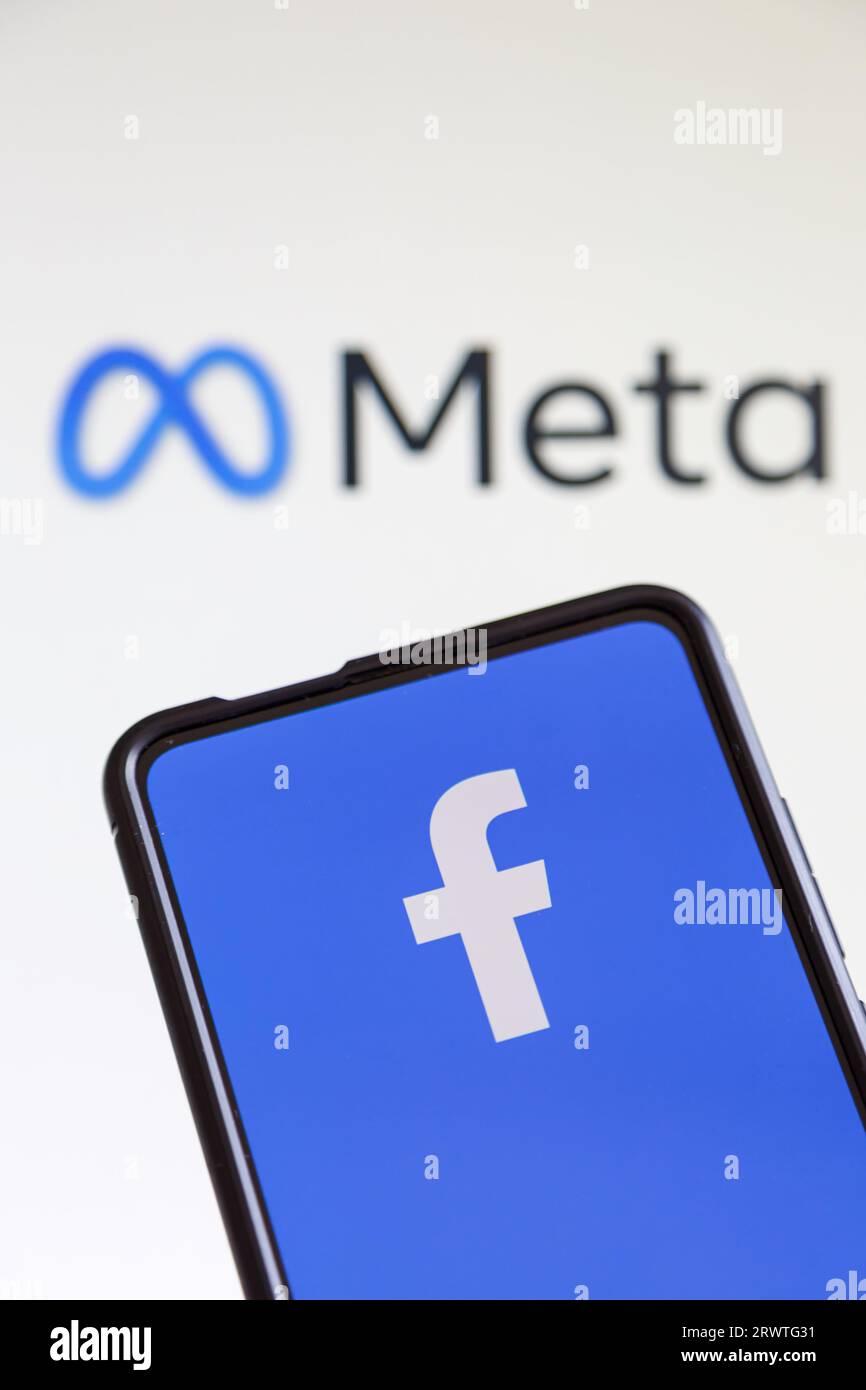 Stuttgart, Allemagne - 20 juillet 2023 : Facebook et Meta logo sur les réseaux sociaux d'un téléphone portable et d'un ordinateur à Stuttgart, en Allemagne. Banque D'Images