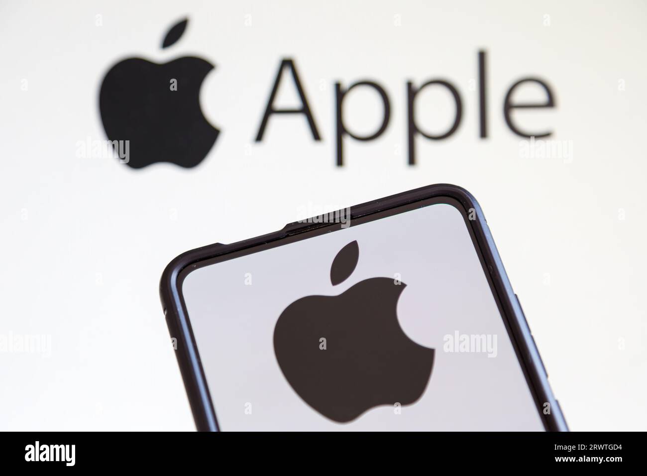 Stuttgart, Allemagne - 20 juillet 2023 : logo Apple du fabricant de smartphones et d'ordinateurs sur un téléphone portable et un écran à Stuttgart, Allemagne. Banque D'Images