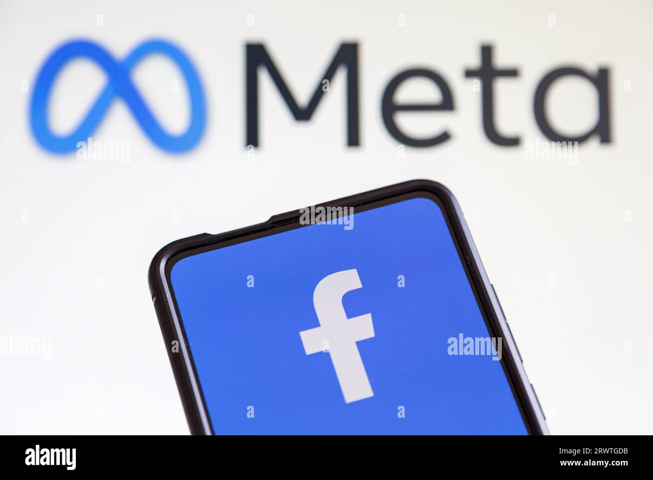 Stuttgart, Allemagne - 20 juillet 2023 : Facebook et Meta logo sur les réseaux sociaux d'un téléphone portable et d'un ordinateur à Stuttgart, en Allemagne. Banque D'Images