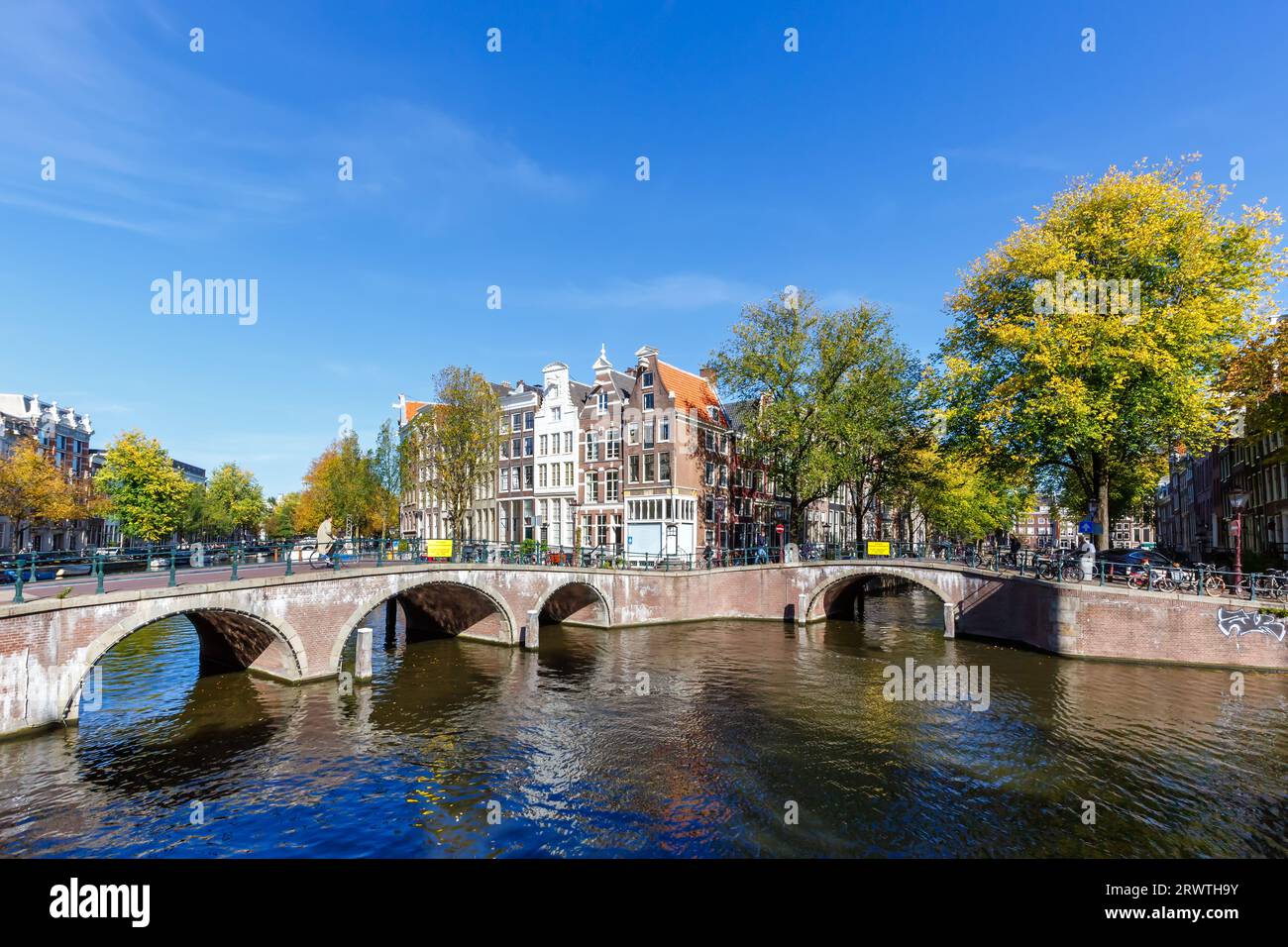 Canal et ponts Maisons hollandaises traditionnelles à Keizersgracht voyageant à Amsterdam, pays-Bas Banque D'Images