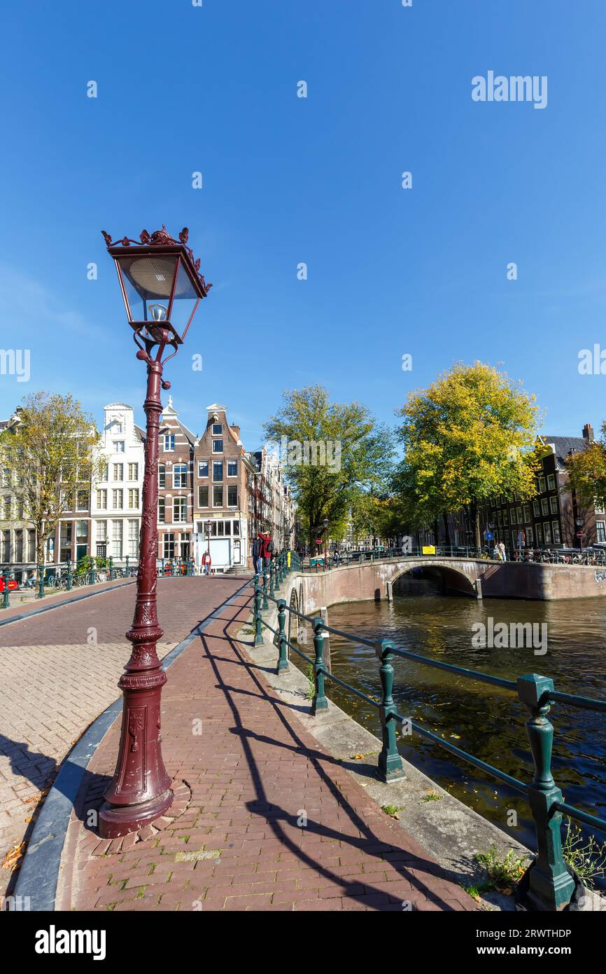 Canal et ponts Maisons hollandaises traditionnelles à Keizersgracht format portrait voyageant à Amsterdam, pays-Bas Banque D'Images