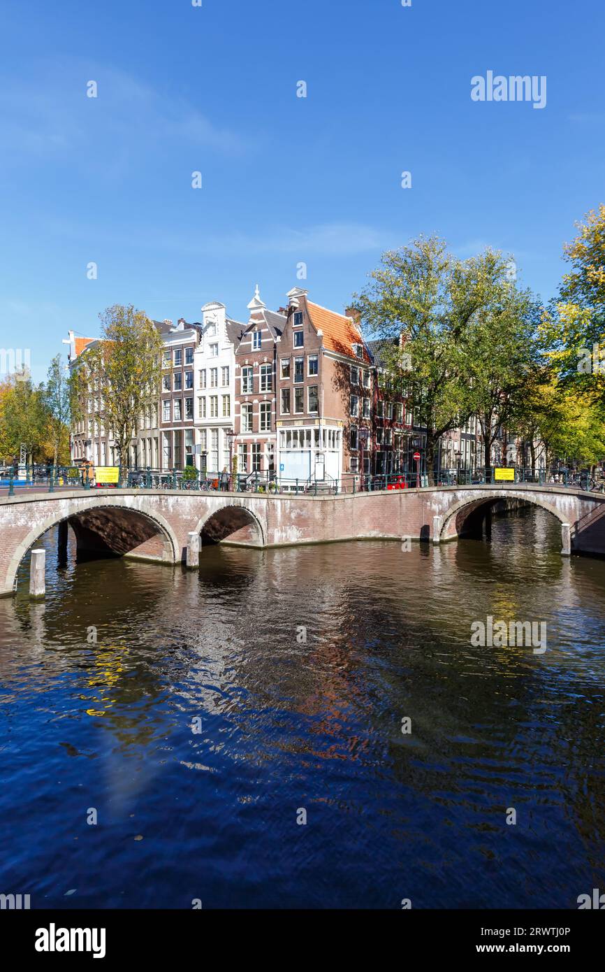 Canal et ponts Maisons hollandaises traditionnelles à Keizersgracht format portrait voyageant à Amsterdam, pays-Bas Banque D'Images