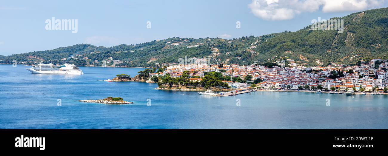 Skiathos ville avec bateau de croisière voyage panoramique de vacances à l'île de la mer Méditerranée Égée en Grèce Banque D'Images
