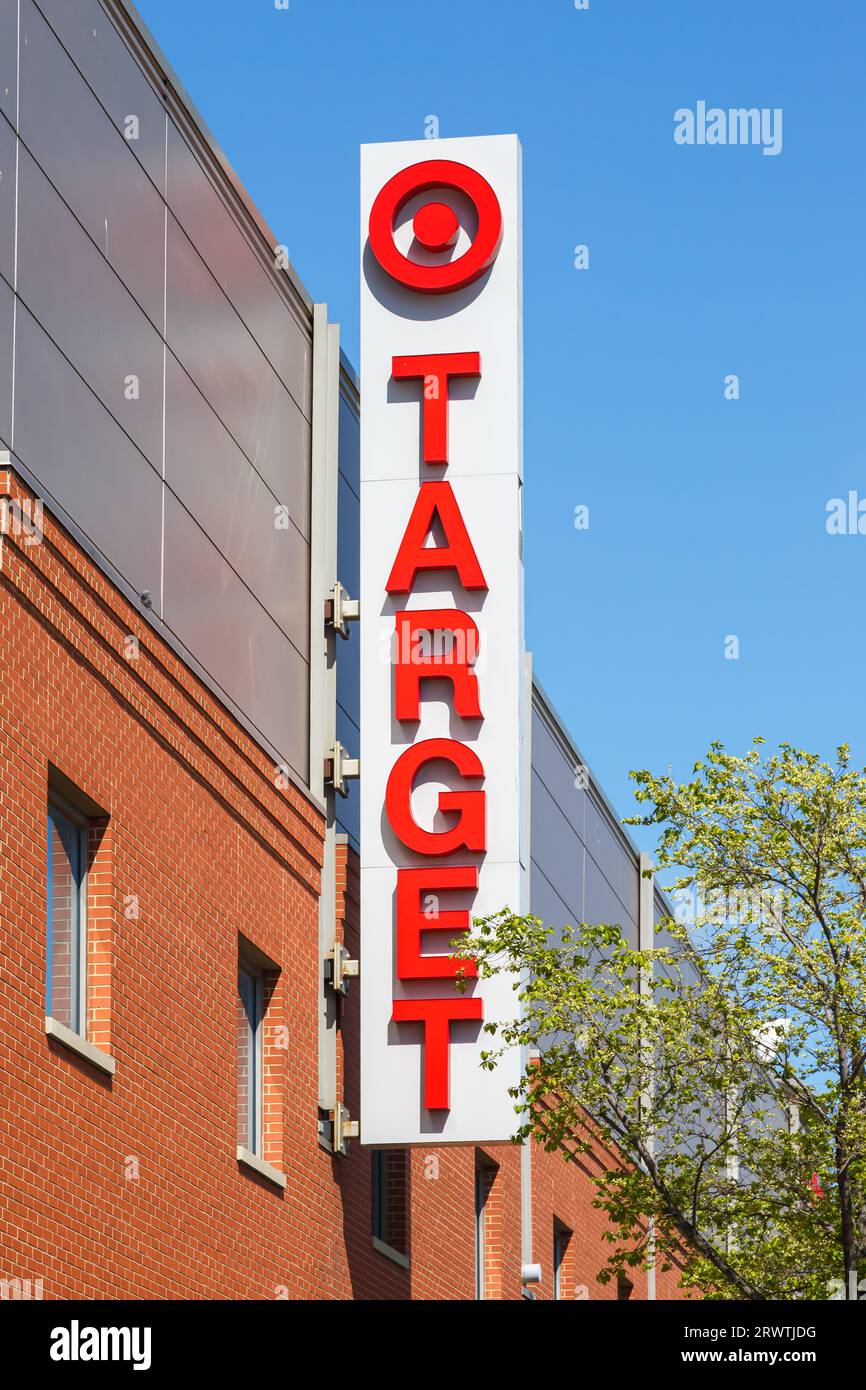 Chicago, États-Unis - 3 mai 2023 : logo Target sur un discounter de supermarché d'une succursale de grand magasin de rabais à Chicago, États-Unis. Banque D'Images