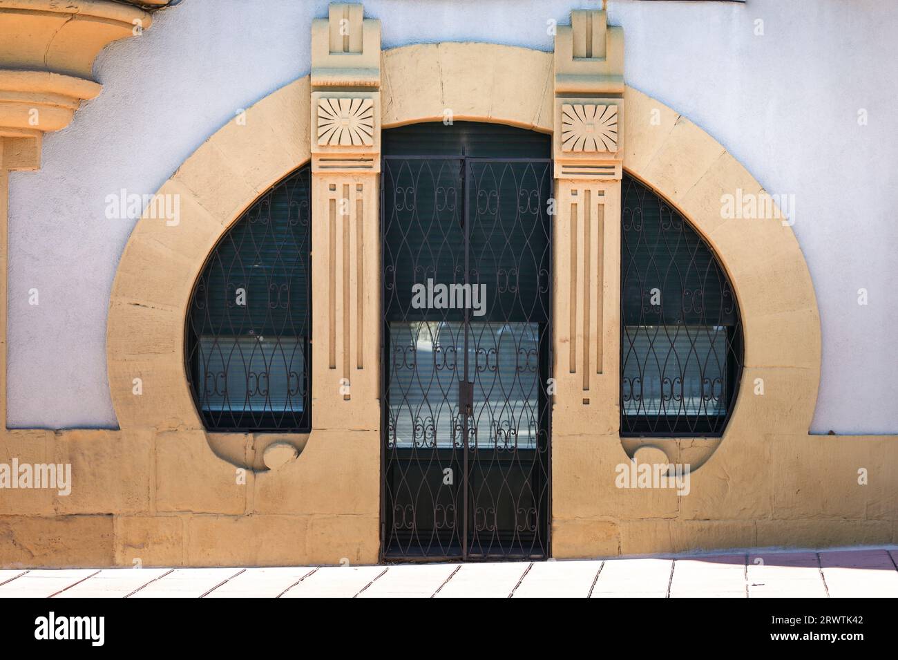 Belle porte avec des détails en fer forgé et des colonnes en pierre sculptée à Hondarribia, Espagne Banque D'Images